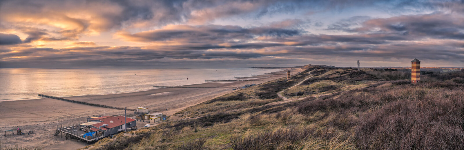 From a high dune, you have a magnificent view of this Zeeland coastline with its dunes, beacons, beach, and the sea. And all this during a beautiful sunset.