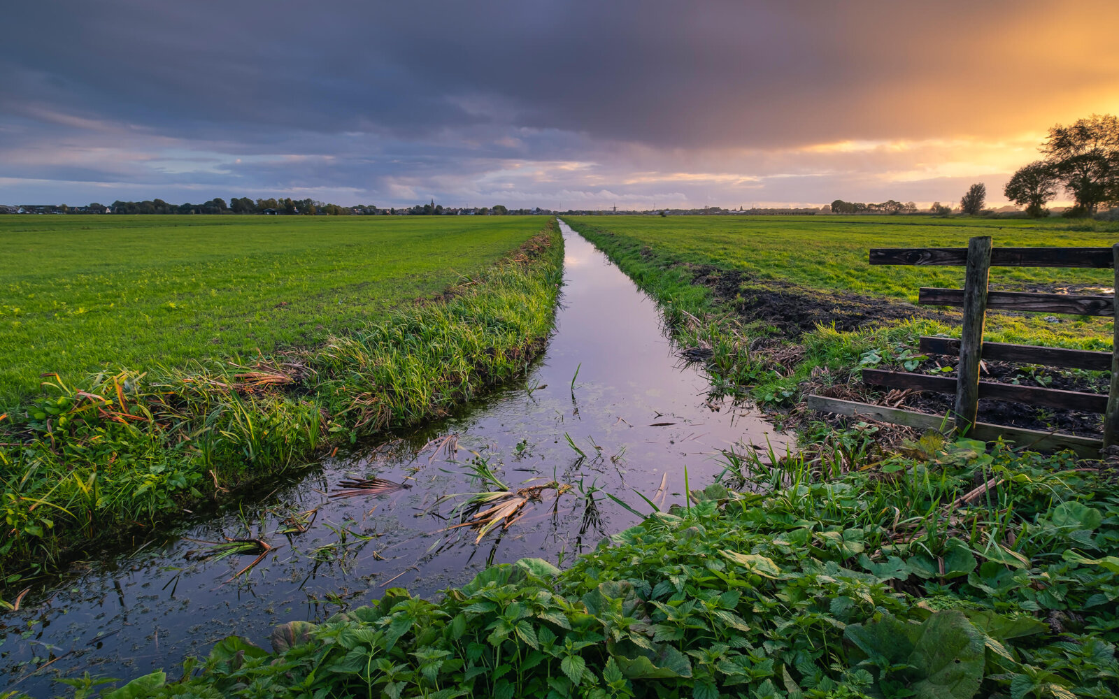 Bleskensgraaf A sunset at a ditch between the meadows of the Alblasserwaard near Bleskensgraaf.