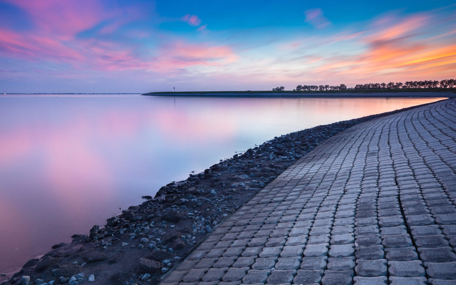A beautiful colored sky, with a dike that looks like a seven at Strijenham.