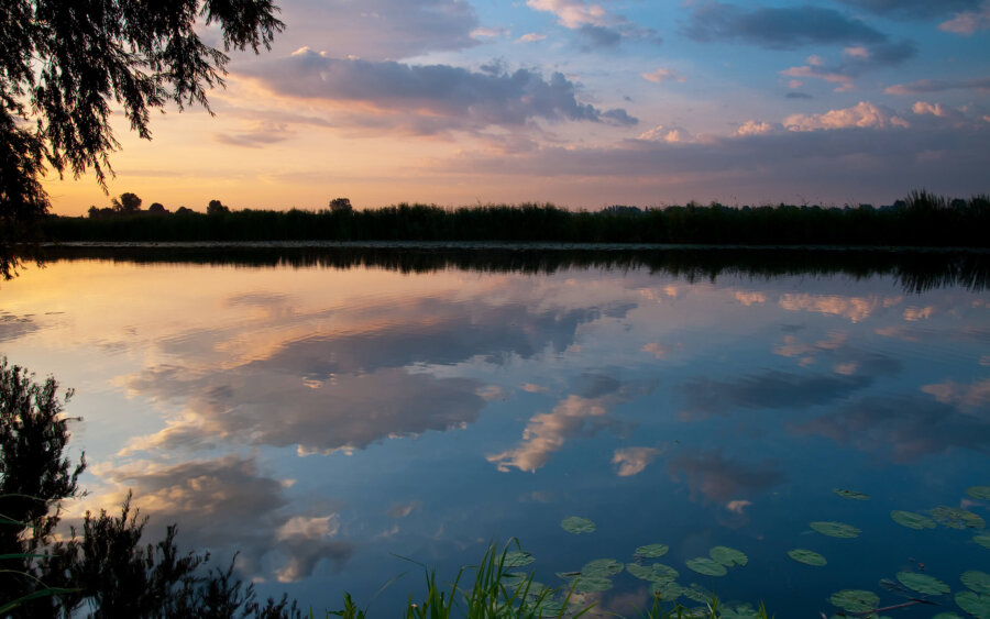 Beautiful reflection of the clouds in the river at De Donkse Laagte.