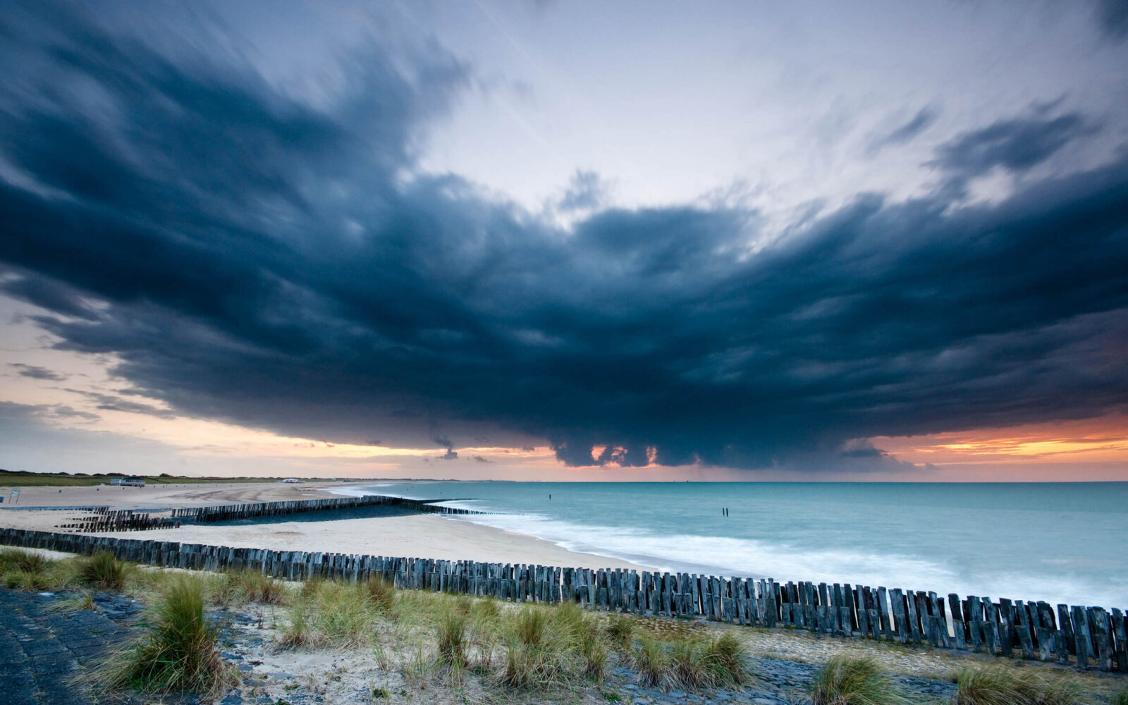 A dark rain shower approaches the Zeeuws-Vlaamse coast from the North Sea, menacingly.