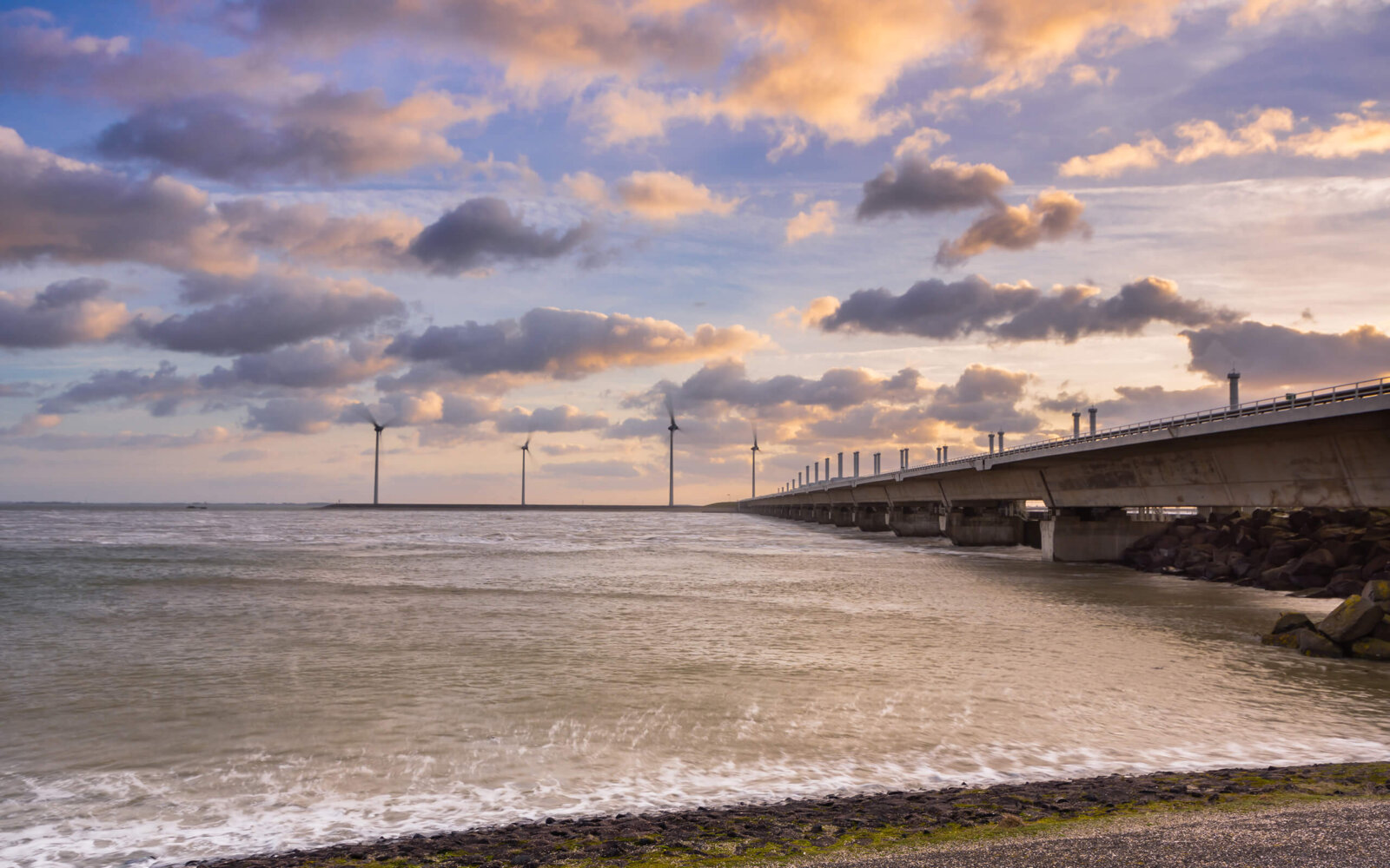 Near Westenschouwen, you can view the back of the Delta Works and the bridge, with a view of the Oosterschelde.