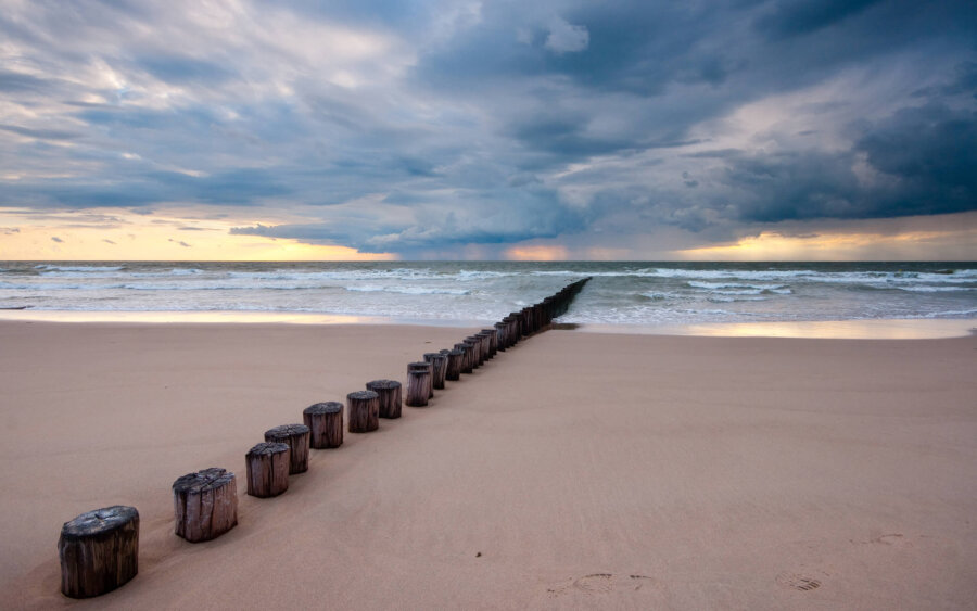 A rain shower is heading from the North Sea towards the beach at Burgh-Haamstede.