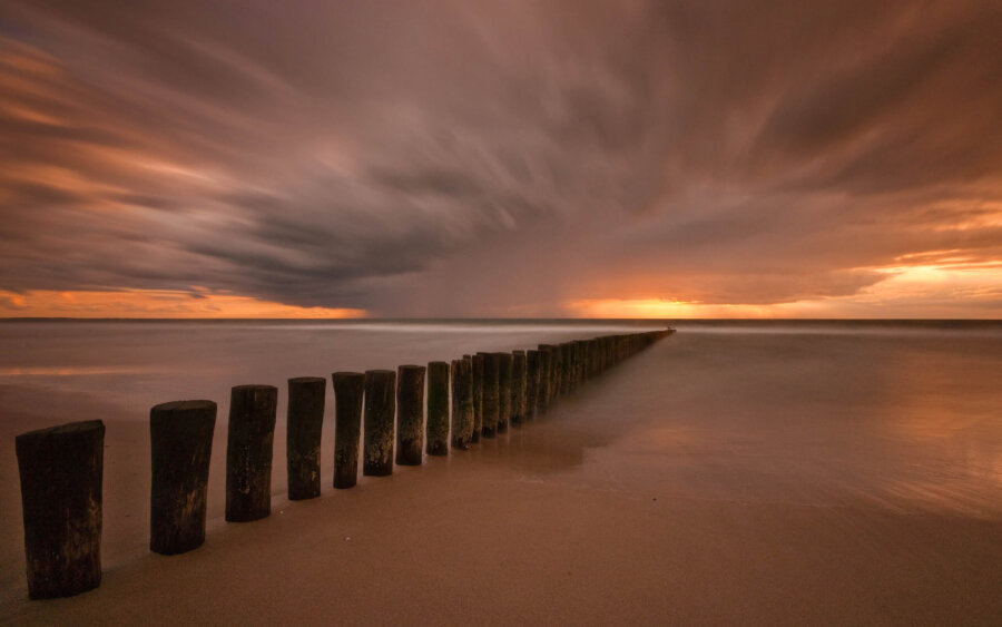Dark clouds are gathering and are heading towards Schouwen-Duiveland.