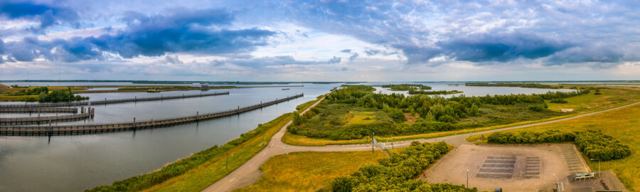 The Philipsdam runs from the Grevelingendam to Sint Philipsland and is therefore located on the eastern side of Tholen.