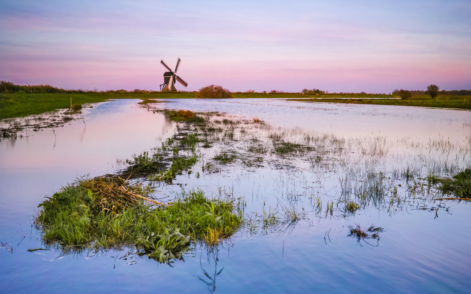 The Broekmolen near Streefkerk in the evening light.