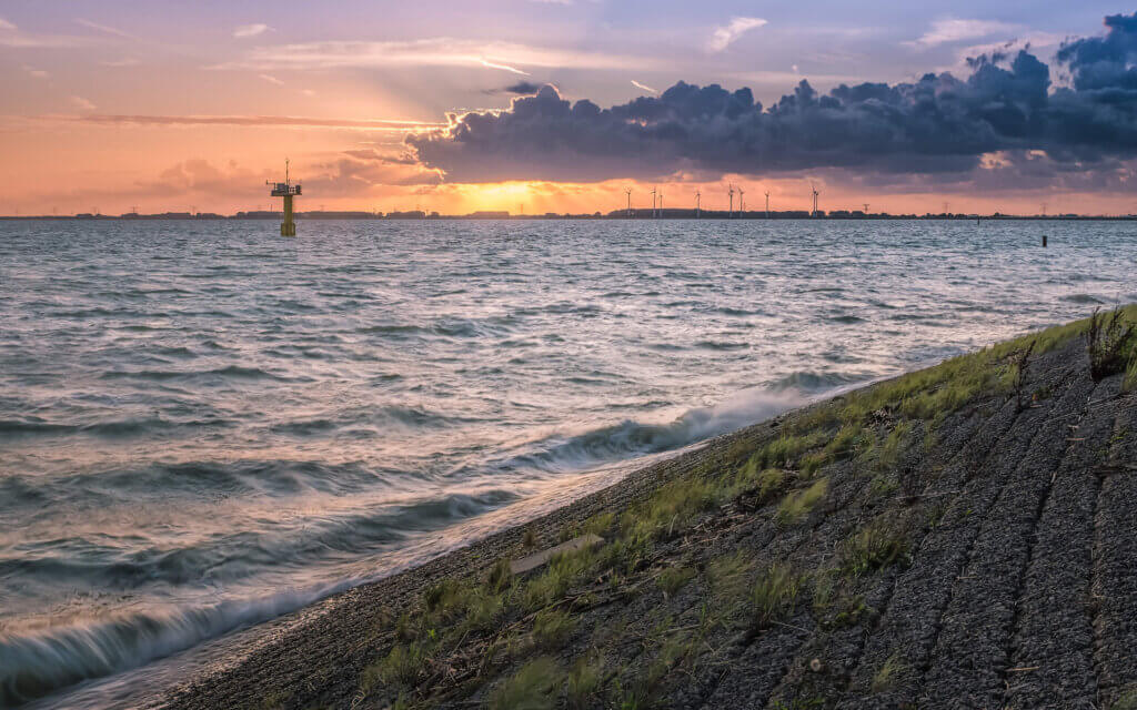 The evening before a storm broke, there was no sign of it yet on the Western Scheldt near Hansweert. A calm sunset with rippling water.