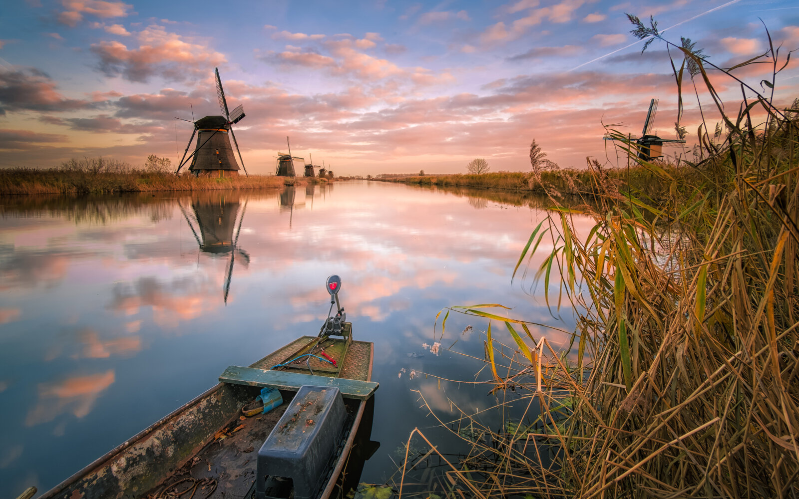 On a beautiful November evening, this little boat was ready to sail straight to the Kinderdijk windmills at this UNESCO World Heritage site in the Alblasserwaard.