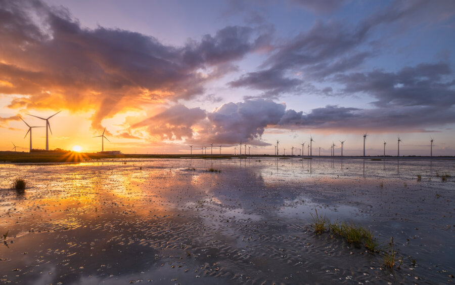 Bruinisse Just after sunrise, the sun shines its brilliant light onto the clouds drifting over the Oosterschelde.